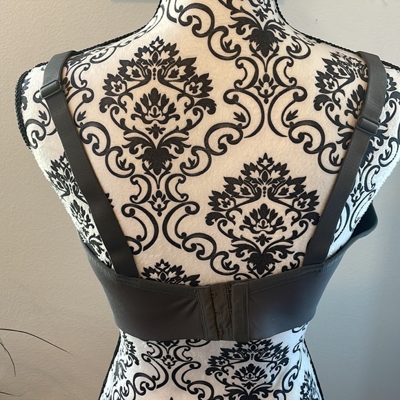 Warner’s Bra - Picture 3 of 4